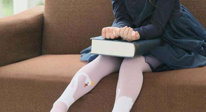حيلة لمعالجة إنزلاق الجوارب الطويلة أثناء اليوم