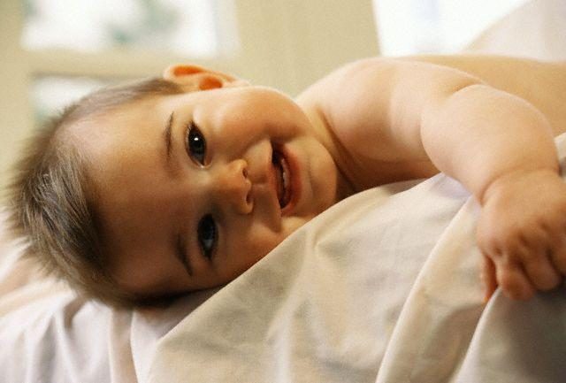 لماذا يبتسم طفلك أثناء نومه ؟