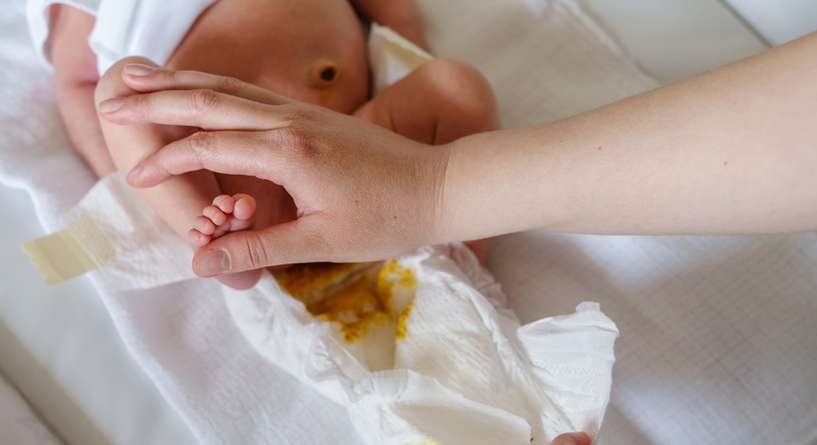 لون براز الرضيع اصفر فاتح