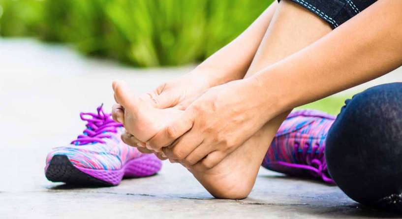 اسباب وطرق علاج الم باطن القدم عند الاستيقاظ