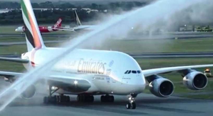 سبب رش الطائرات بالماء في بعض المطارات