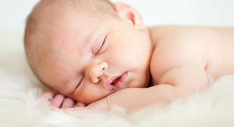 اضرار نوم الرضيع على البطن