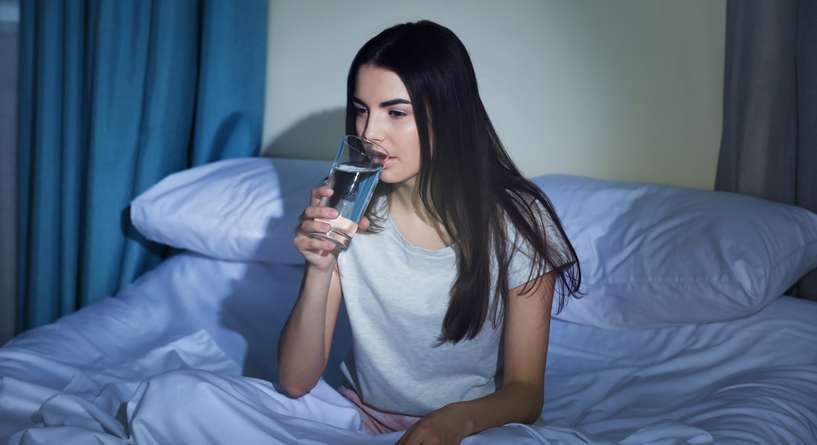 فوائد شرب الماء الساخن قبل النوم