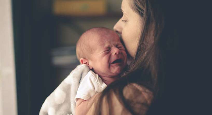 بكاء الرضيع بدون سبب: هكذا تتعاملين معه!