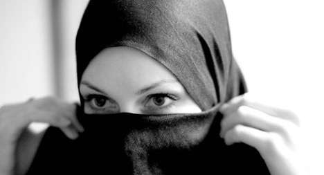 ما هي الأسباب الكامنة وراء الإنتفاخ تحت العين؟