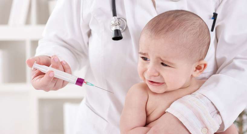 كيفية التعامل مع اطفال يبكون من الابرة