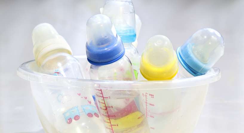 هل يجب تعقيم زجاجات الحليب للطفل في كل مرة