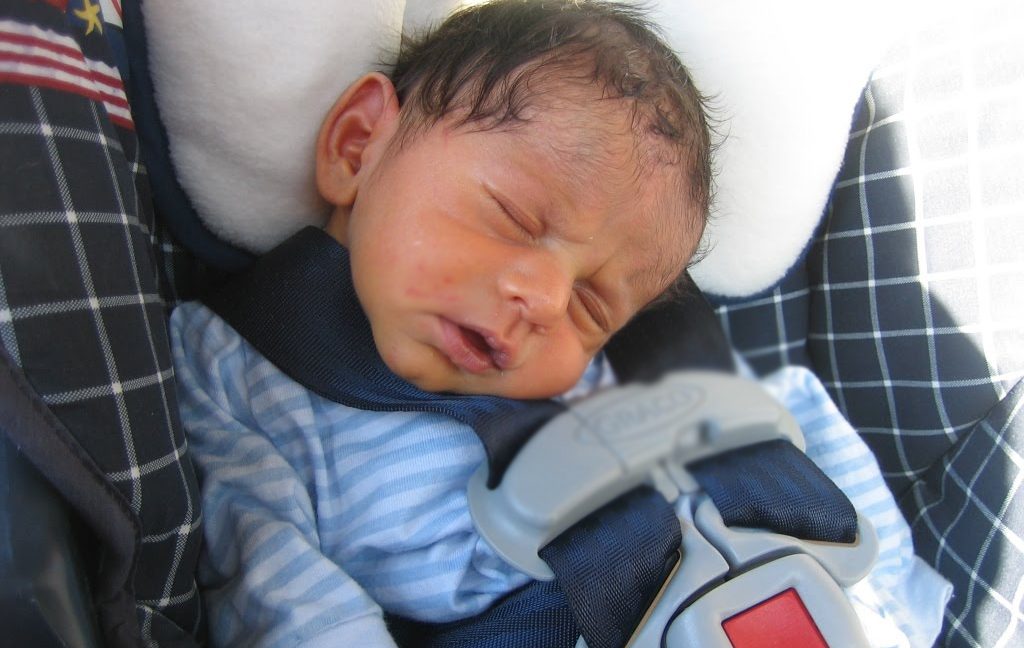 كيفية تفادي خطر انحناء رأس الطفل لدى نوم الطفل في كرسي السيارة