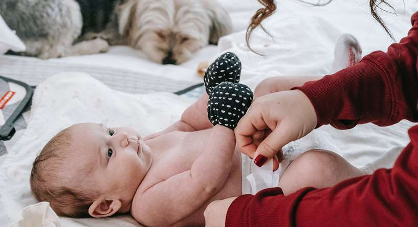 براز الرضيع اصفر محبب