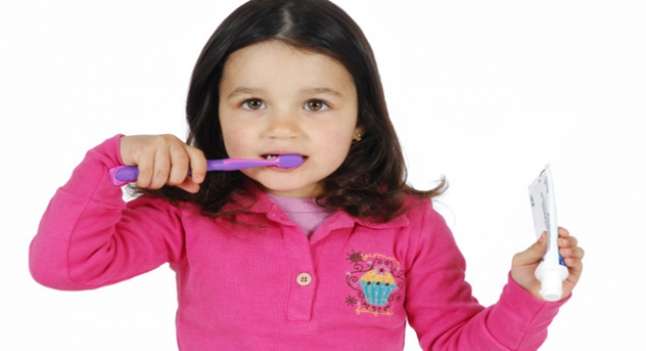 كيف تعتنين بأسنان طفلك؟