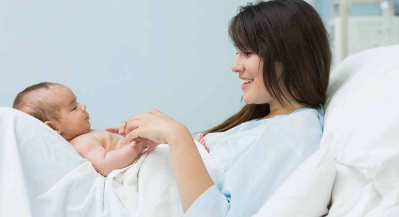 امور تفكر فيها كل ام عندما تحمل طفلها للمرة الأولى