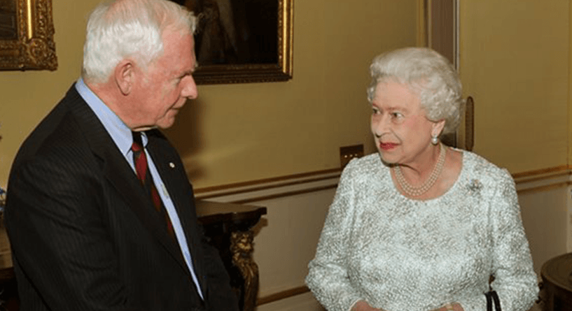 مسؤول كندي يخالف البروتوكول بما قام به مع الملكة اليزابيث