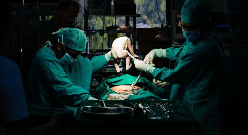 الاخطاء الطبية في العمليات القيصرية والاضرار المحتملة على الام