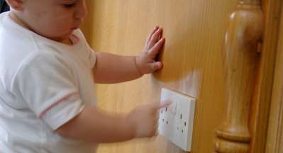 نصائح لتفادي إصابة الأطفال بالصعق الكهربائي وإنغلاق الأبواب