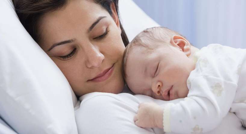 افضل وضع للنوم بعد الولادة القيصرية
