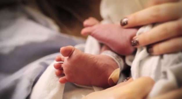 بالفيديو ام عمياء العيون ترى طفلها للمرة الاولى