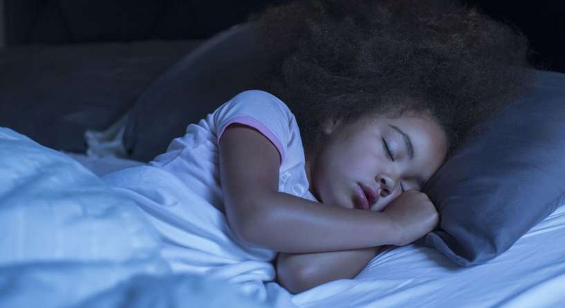 فائدة نوم الاطفال في الظلام