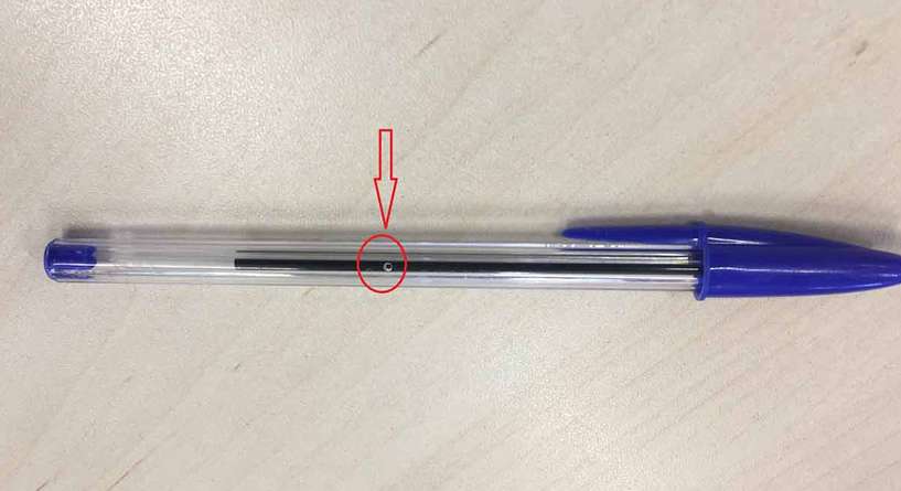 سبب وجود الثقب الصغير في وسط قلم الحبر