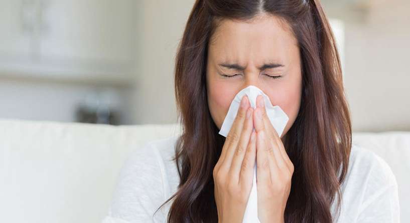 ماذا يحدث للجنين عندما تعطس الام