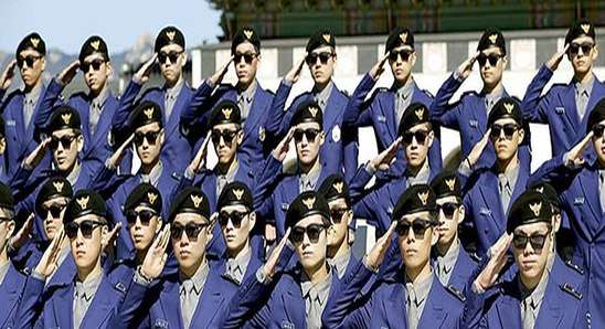 شرطة سياحية في بملابس "غانغام ستايل"|كوريا، سياح