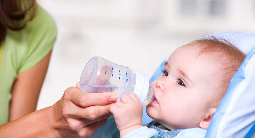 هل يحتاج الطفل الرضيع الى شرب الماء وما الكمية المناسبة له؟