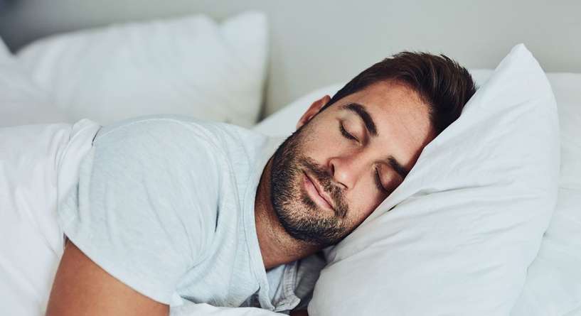 اكتشفي لماذا ينام الرجال بعد العلاقات الحميمة مباشرة!