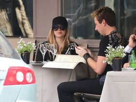 أفريل مخطوبة؟