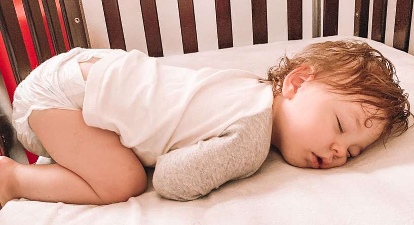 عدد ساعات نوم الطفل في عمر السنة