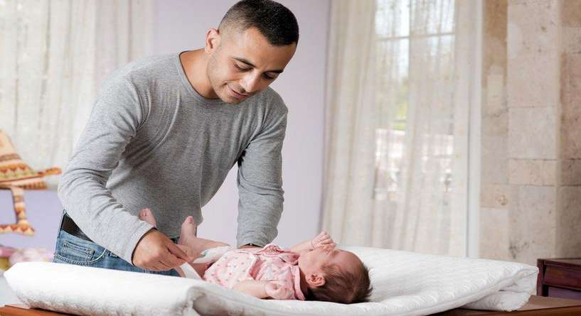 نصائح تساعدك في تعليم الزوج طرق التعامل مع طفل حديث الولادة