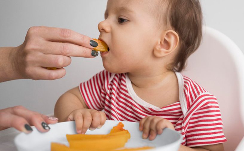 ماذا يتضمن غذاء الطفل في الشهر الحادي عشر من عمره