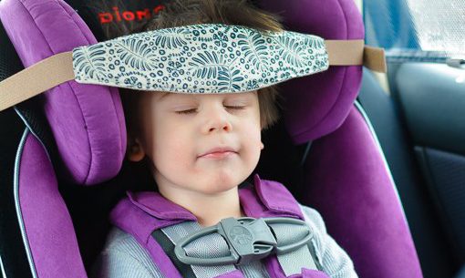 كيفية تفادي انحاء رأس الطفل للأمام عند النوم في كرسي السيارة