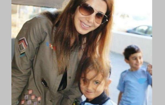 صورة إيلا إبنة نانسي عجرم مع أمها في يومها المدرسي الأول