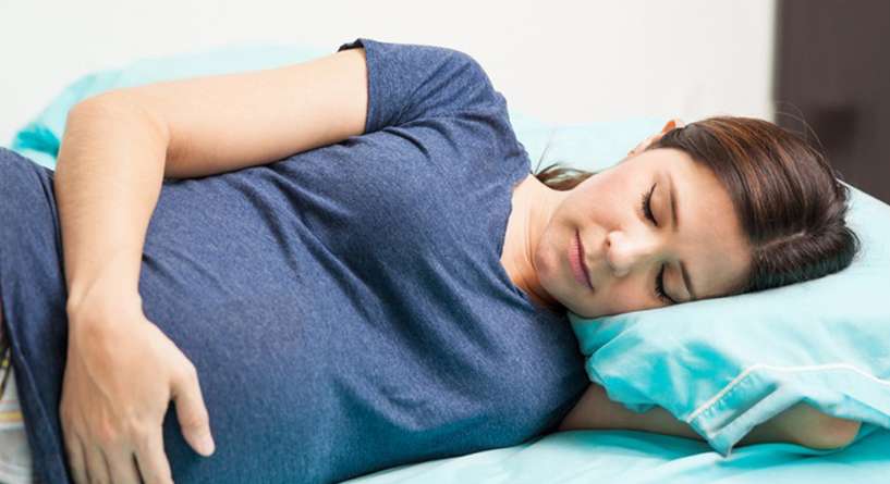 ما هي اضرار النوم على البطن للحامل؟
