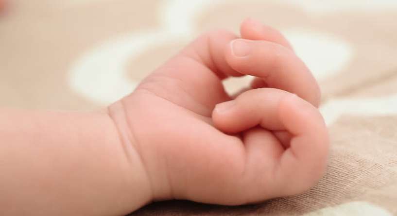 خطأ طبي يعرض رضيع سعودي لبتر يده