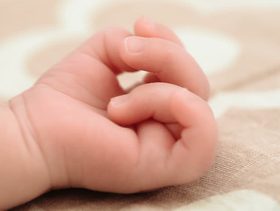 خطأ طبي يعرض رضيع سعودي لبتر يده