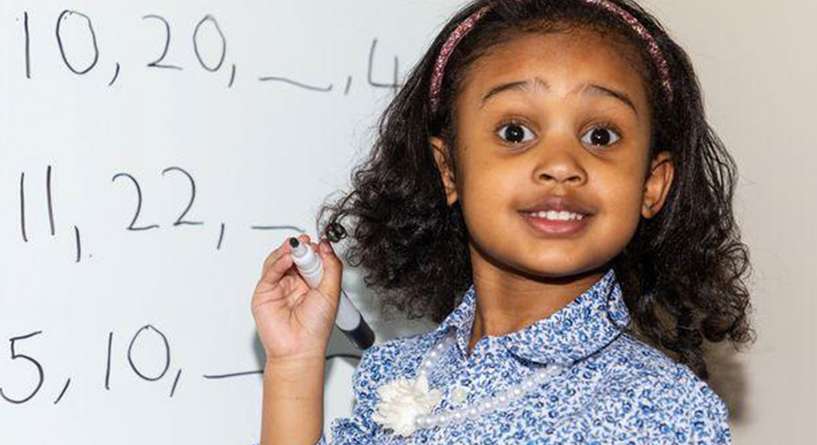 طفلة الـ4 سنوات تدخل مجموعة مينسا للأكثر ذكاء في العالم