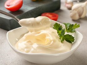 اليك طريقة استخدام خلطة المايونيز للشعر!