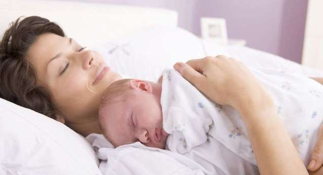 فوائد تماس الجلد بالجلد بين الام والطفل