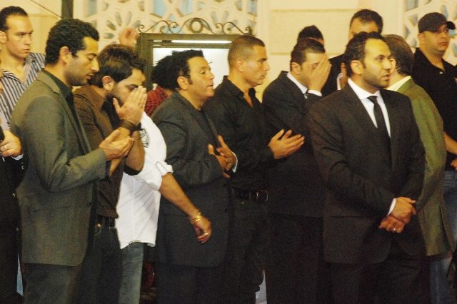 تامر حسني لا يحترم حرمة الموتى في عزاء والدة محمد فؤاد