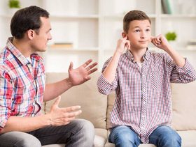 علامات تكشف عن وجود مشاكل في حياة المراهق