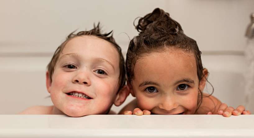 أخطاء ترتكبها الامهات عند غسل شعر صغيرها