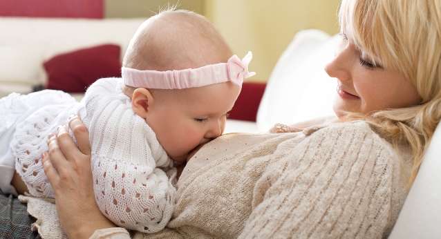 امتلاء الثديين باللبن خلال الرضاعة