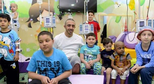 وزير الخارجية الإماراتي يحلق شعره تضامنًا مع مرضى السرطان