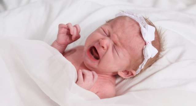 اسباب بكاء الرضيع وكيفية التعامل مع بكاء الرضيع