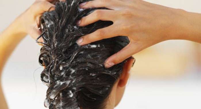 سبب إستعمال بلسم الشعر قبل الشامبو