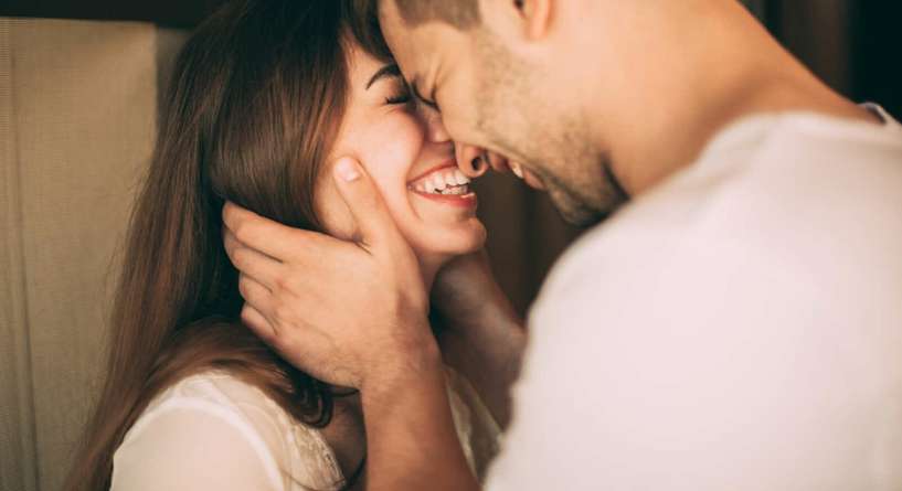 علامات وقوع رجل العقرب في الحب