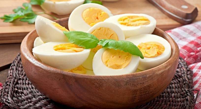 كم هي السعرات الحرارية في البيض المسلوق