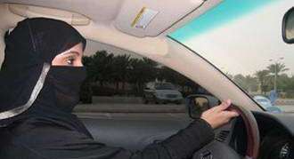 إحتجاز خمس سعوديات لتحديهن الحظر