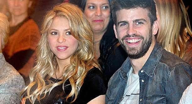 شاكيرا في حفل توقيع كتاب أبيها مع بيكيه