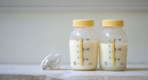 استعمالات غريبة لحليب الأم تشفي الرضيع من أمراض عدّة